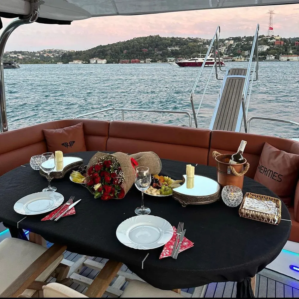 Güllerle süslenmiş teklif masası